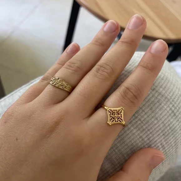 Vintage 18K Gold Hollow Flower Ring Jewelry - Picture 4 of 15